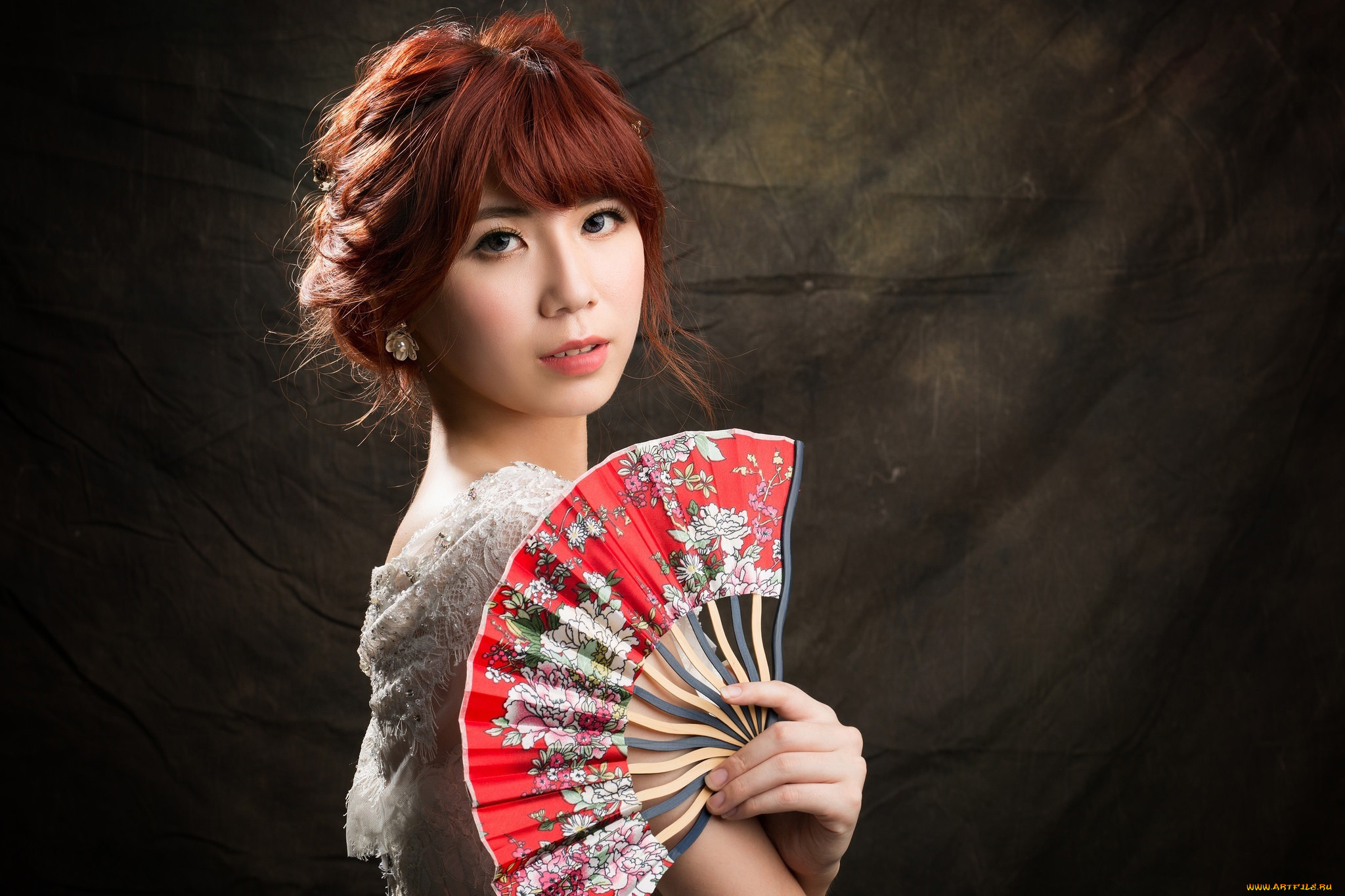 Красивое лицо японки. Девушка с веером. Красивые японки. Фотосессия с веером. Красивые японские девушки.